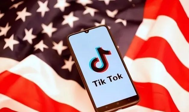 拜登的TikTok首秀：政治娱乐化的新篇章